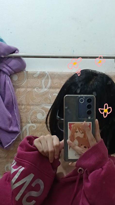 mirror pic ^3^ Fake Mirror Pic, Hole Wallpaper, Hair Mirror, Fake Photo Short Hair, Fake Pics, Skool Luv Affair, Korea Girl, Artwork Wallpaper, Girl Pfp