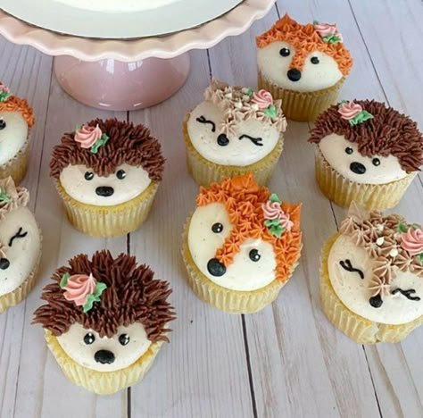 Fox Cupcakes Ideas, Woodland Cupcake Cake, Fox Cupcakes Easy, Woodland Animal Cake Ideas, Fox Cupcake Cake, Woodland Cupcake Ideas, Woodlands Cupcakes, Woodland Theme Desserts, Fall Birthday Cakes For Kids