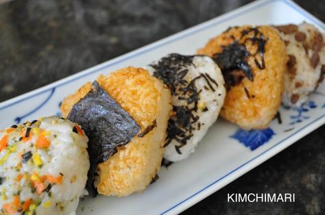 korean japanese rice balls onigiri jumeok bap Lunch For Adults, Rice Triangles, Korean Rice Balls, Korean Table, Koreansk Mad, Sushi For Kids, Lunchbox Kids, Recipe Korean, Korean Recipe