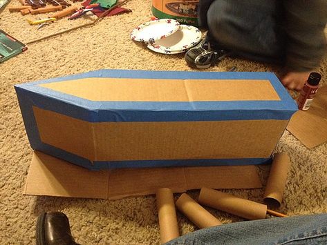 This is how we made the Titanic for a Valentine's Day box for school. Titanic Project, Titanic Costume, Valentine's Boxes, Titanic Model, Kids Valentine Boxes, Expo Ideas, Cardboard Crafts Kids, Homework Ideas, Valentine Mailbox