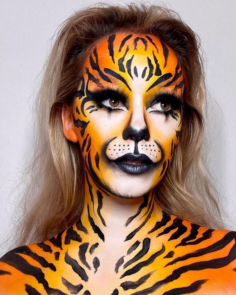 @emersfx on Instagram: “Since I did a zebra I decided to stick with the theme and try out a Tiger 🐯 I used all Mehron paradise paints for the look @mehronuk 💕…” Cool Face Painting Ideas, Animal Stage Makeup, Tiger Body Painting, Feline Makeup, Face Paint Looks, Animal Face Paint, Tiger Face Painting, Tiger Face Paint, Tiger Makeup