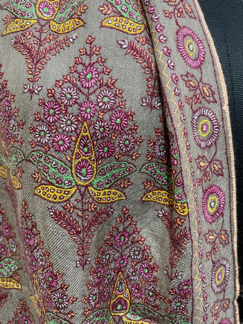 Fine Thread Embroidery, Kashmir Embroidery Design, Kashmiri Embroidery Motifs, Fabric Swatch Display, Kashmir Embroidery, Kashida Embroidery, Sozni Embroidery, Ladies Shawl, Kashmiri Embroidery