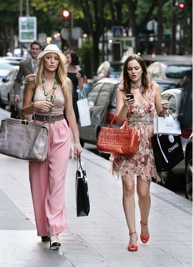 "Belles de Jour" — From left: Blake Lively as Serena Van Der Woodsen, Leighton Meester as Blair Waldorf. Blair Et Serena, Gossip Girl Season 4, Gossip Girl Summer, Serena Van Der Woodsen Style, Serena Blair, Mode Gossip Girl, Gossip Girl Serena, Serena And Blair, Blair Waldorf Outfits