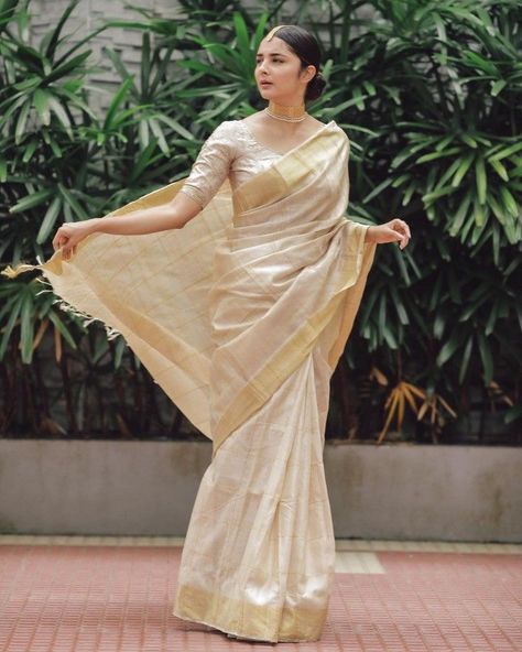 Blouse Designs For Kasavu Saree, Onam Saree Blouse Ideas 2023, Onam Saree Photoshoot Poses, Modern Onam Outfits Ideas, Onam Outfits Ideas 2023, Onam Saree Kerala Blouse, Onam Set Saree, Onam Saree Modern, Kasavu Saree Blouse Designs