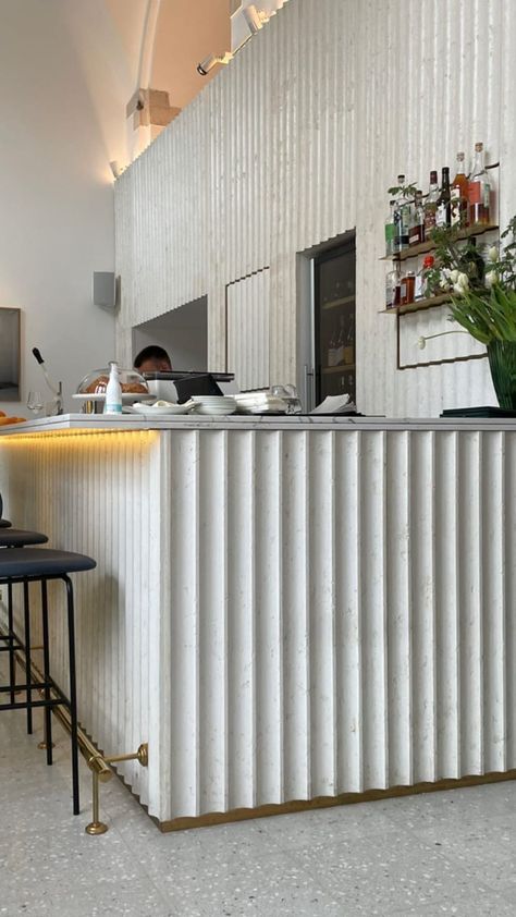 Marble Bar Counter, Fluted Bar, Reception Desk Lighting, White Marble Bar, Tea Room Design, Curved Bars, Bar Counter Design, Cafe Counter, Millwork Details