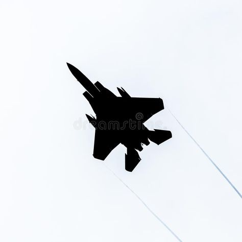 An F15 fighter jet aircraft flying the Mach Loop aka the roundabout over Tal y llyn lake, Wales. F15 Strike Eagle, Jet Tattoo, Jet Silhouette, Fighter Planes Art, Iphone Wallpaper Travel, Plane Silhouette, Plane Drawing, Plane Tattoo, Persian Tattoo