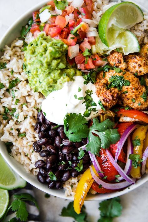 Chicken Fajita Burrito Bowl from The Modern Proper Chicken Fajita Burrito, Fajita Burrito, Chicken Fajita Bowl, Homemade Taco Seasoning Recipe, Burrito Bowls Recipe, Plats Healthy, Healthy Bowls Recipes, Fajita Bowls, Rice Bowls Recipes