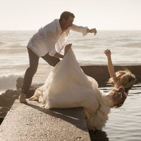 More of The Funniest Wedding Day Photo Fails Ever – Herald Weekly Wedding Fail, Marriage Reception, Funny Wedding Photos, Photo Fails, New Wife, Wedding Picture, Wedding Humor, Cocktail Hour, Beautiful Moments