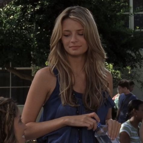 Marissa Cooper Outfits Season 1, Marissa Cooper Hair, Marissa Cooper Season 3, The Oc Marissa, Marissa Cooper Edit, Marissa Cooper Hair Season 3, The Oc Marissa Cooper, Cooper Hair, Marissa Cooper