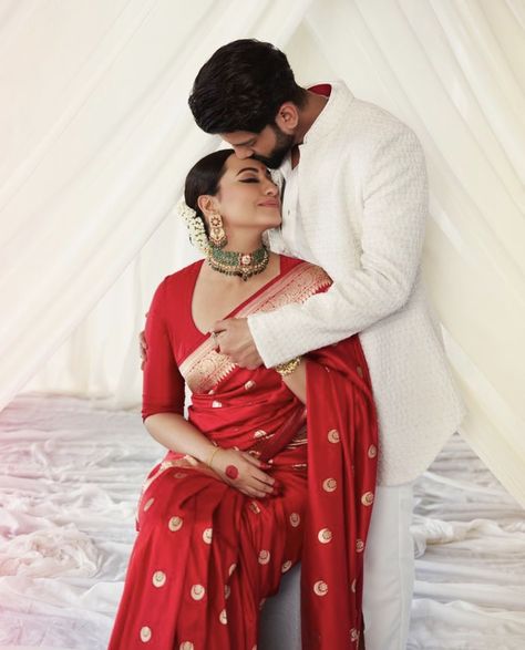 Reception Look, Sonakshi Sinha, Bollywood Wedding, Wedding Couple Poses, Red Saree, South Indian Wedding, Soft Silk Sarees, Bollywood Saree, Bollywood Stars