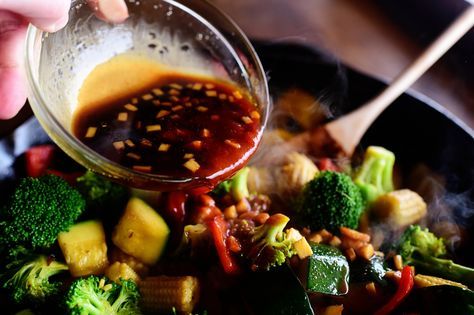 Veggie Stir-Fry (really for the sauce recipe) Veggie Stir Fry Recipes, Chinese Vegetables, Sweet And Spicy Sauce, Overnight Oat, Fry Sauce, Stir Fry Sauce, Veggie Stir Fry, Diet Vegetarian, Stir Fry Recipes