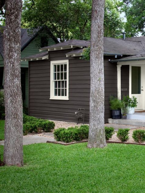 Gray Home Exterior, Cabin Exterior Colors, Brown House Exterior, Exterior Home Colors, Cottage House Exterior, Curb Appeal Landscaping, Cottage Makeover, Weatherboard House, Exterior Paint Ideas