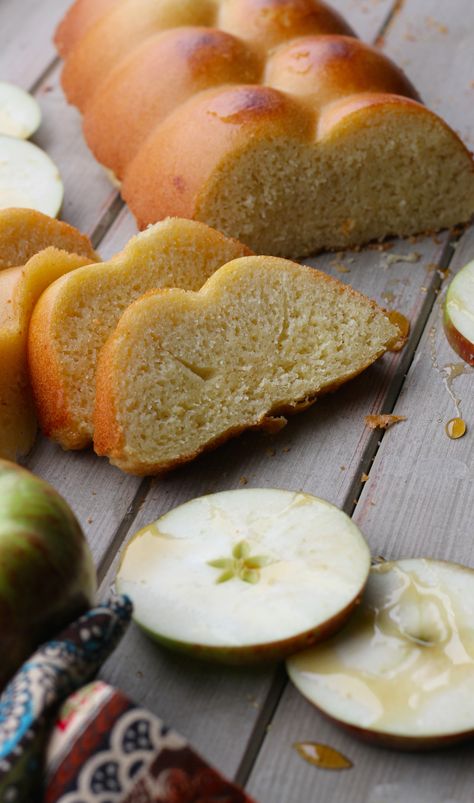 Grain-Free Challah that tastes just like your Bubbe's. #glutenfree #primal #roshhashanah Gluten Free Challah Bread Recipe, Gluten Free Challah, Bread Challah, Paleo Bread Recipe, Challah Bread Recipes, Dairy Free Recipe, Paleo Breads, Carb Cravings, Glutenfree Recipe