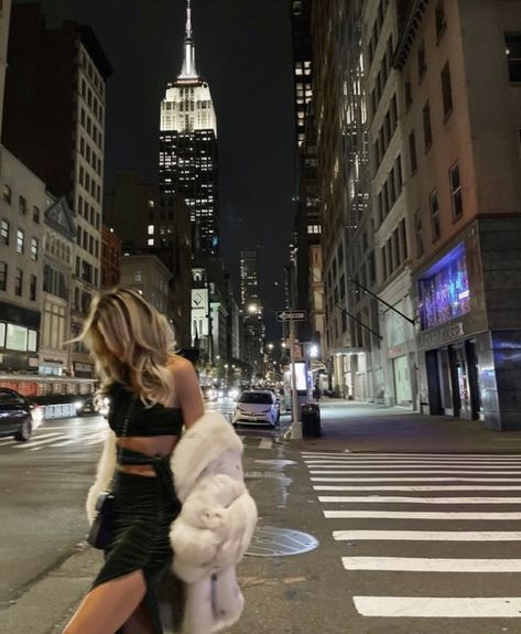 New York Birthday Aesthetic, New York Asthetics, Expensive Girl Aesthetic, Nyc Rich Girl Aesthetic, Pics Poses, York Outfits, Gossip Girl Aesthetic, Nyc Lifestyle, City At Night