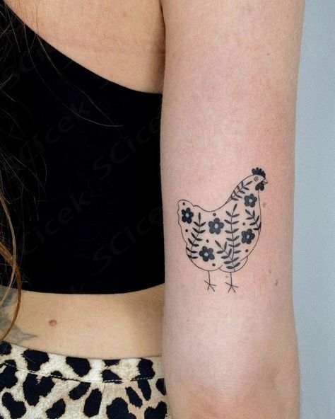 Instagram @kotastiia • Copying is strictly prohibited. Available designs are purchasable. DM on instagram for more info • chicken art, chicken illustration, chicken tattoo, cute chicken, bird tattoo, chicken with flowers, cute tattoo, contemporary tattoo, ukrainian artist, ukrainian tattoo artist  ... more Cute Farm Animal Tattoos, Chicken And Chicks Tattoo, Farm Animals Tattoo Ideas, Tiny Rooster Tattoo, Cute Chicken Tattoo Ideas, Hen Tattoo Designs, Chicken Outline Tattoo, Farm Animal Tattoos For Women, Fine Line Chicken Tattoo