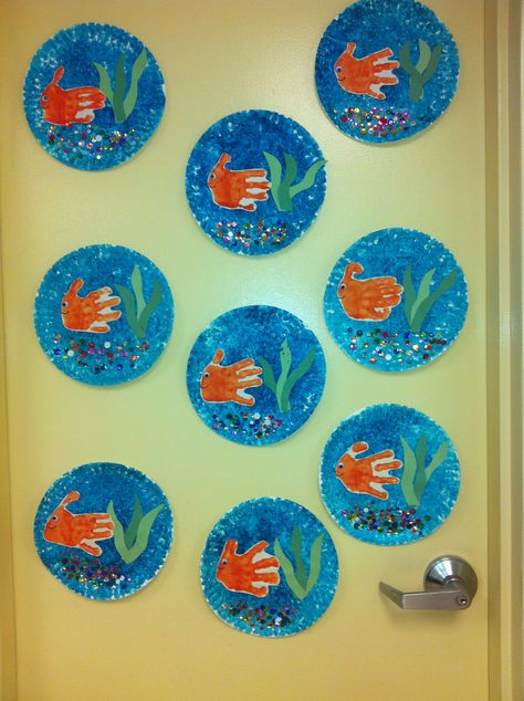 Fish bowl craft for preschoolers :). Paint paper plate with bubble wrap, handprint fish, construction paper seaweed, and sequin rocks! Fish Bowl Preschool Craft, Fish Plate Craft, Under The Sea Arts And Crafts For Kids, Fish Bowl Crafts Preschool, Under The Sea Crafts For Infants, Seaweed Craft, Under The Sea Crafts For Toddlers, Fish Craft For Toddlers, Fish Art And Craft