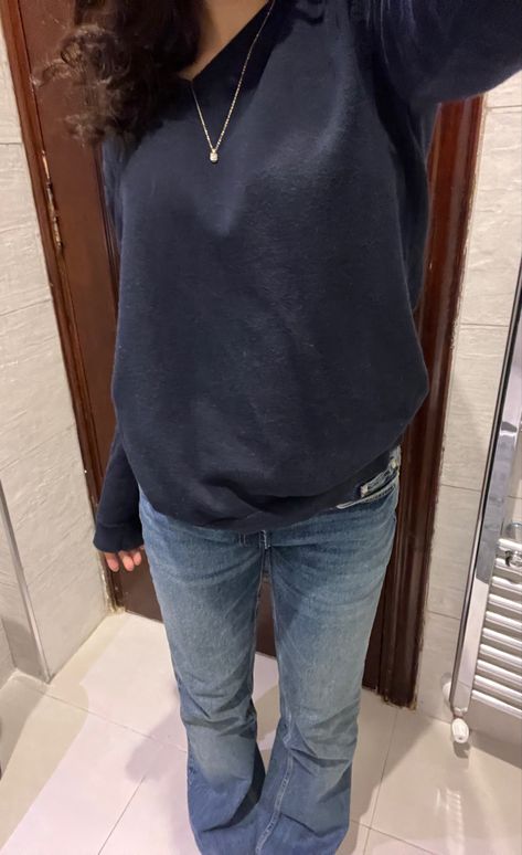 Outfit With Black Crewneck, Navy Jeans Outfit Aesthetic, Navy Blue Sweater Aesthetic, Blue Sweaters Outfit, Navy Blue Sweater And Jeans Outfit, Outfits With Blue Jeans Winter, How To Style A Blue Sweater, Flared Jeans And Sweater Outfit, Navy Tops Outfit