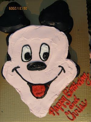 Who's the one that can't be made into a CCC? M-I-C-K-E-Y M-O-U-S-E! Weird Cakes, Cakes Gone Wrong, Cake Wreck, Cake Disasters, Ugly Cake, Cookie Decorating Tips, Cake Fails, Disney Cake, Cake Wrecks