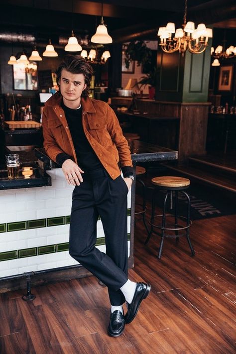 White socks finally making a comeback? (Joe Keery GQ Interview : malefashionadvice 80s Outfits For Men, 80s Fashion For Men, Stranger Things Joe Keery, Joe Kerry, Beautiful Joe, Stranger Things Aesthetic, 80s Outfit, Joe Keery, Steve Harrington