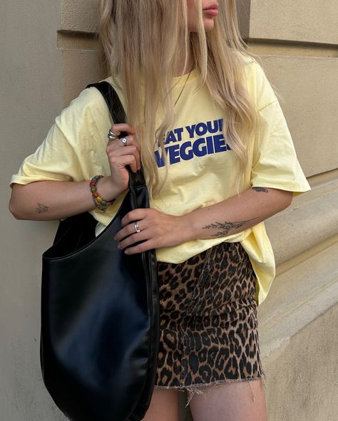 favorite shirt of the season😅☀️ T-shirt @zara Shoes @pullandbear Bag @shopcider Trending Bags, Fashion Content Creator, Oversize Outfit, Tshirt Outfit, Fashion Content, Future Clothes, Yellow Outfit, Festival Looks, Starling