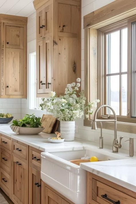 Farmhouse In Woods, Wood Kitchen Aesthetic, Natural Kitchen Cabinets, Kitchen Trends 2024, Farmhouse Interior Ideas, Traditional Farmhouse Kitchen, Rustic Kitchen Cabinet, Kitchen Cabinet Design Ideas, White Oak Kitchen