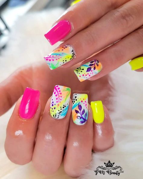 Bright Neon Acrylic Nails Short, Funky Nails Ideas Simple, Bright Flower Nail Designs, Cool Dip Nail Designs, Bright Nail Designs Neon, Summer Bright Nails Neon, Bright Summer Nails Designs 2023, Neon Nails With Flowers, Neon Nail Designs Summer