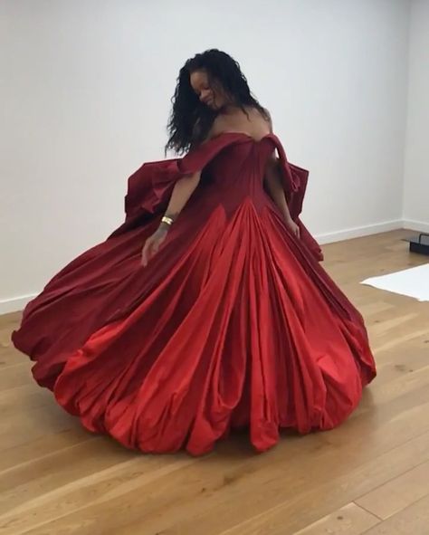 Warden Amell, Rihanna Gif, Zac Posen Gown, Looks Rihanna, Rihanna Outfits, Rihanna Style, Rihanna Fenty, Melodrama, Zac Posen