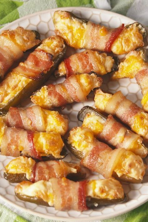 Bacon-Wrapped PicklesDelish Gotta try this out! These would be good w/ Beer Bacon Wrapped Pickles, Best Thanksgiving Appetizers, Fall Appetizers, Superbowl Appetizers, Thanksgiving Appetizers, Bacon Recipes, Pickling Recipes, Bacon Wrapped, Appetizers For Party