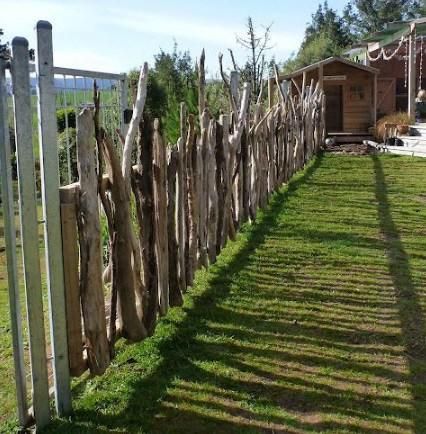 Rustic Garden Fence, I Feel Happy, Hundreds And Thousands, Diy Garden Fence, Rustic Fence, Natural Fence, Vintage Garden Decor, Things To Make, Woodland Garden