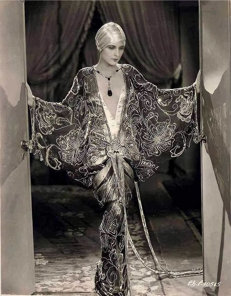 Evelyn Brent in the movie “ Slight Scarlet" in 1930 , with costume designed by Travis Banton . The fabric was a sapphire blue chiffon, encrusted with crystal bugle beads ,in high fashion view with dramatic and luxurious high art deco style that showcases the artistry of costume designer Travis Banton. Cabaret Costume, Burlesque Fashion, 60s Vintage Fashion, Tiger Lady, Grammy Dresses, Vintage Clothes Women, 1930s Fashion, Vintage Portraits, Old Hollywood Glamour