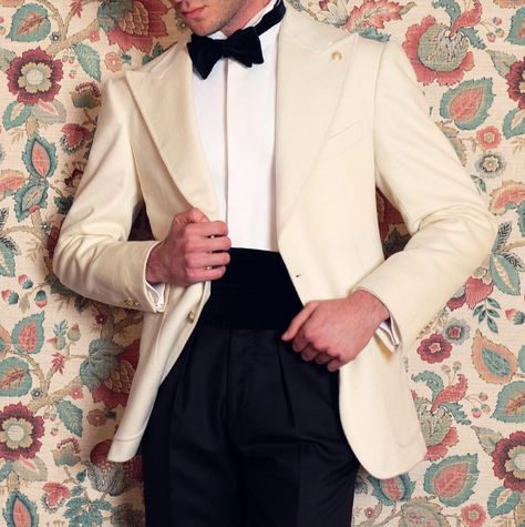 Best Suit For Men Wedding, Cream Tuxedo Men, Cummerbund Suit, Black Tie Guest Attire, Cream Tuxedo Wedding, Cummerbund Tuxedo, Cream Tuxedo, Groom Wedding Suit, Mens Formalwear