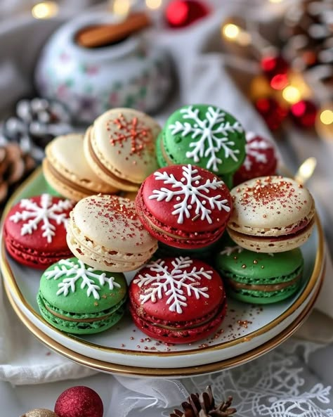 Christmas Macarons Decoration, Christmas Madeleines, Winter Macarons, Christmas Macaroons, Holiday Macarons, Christmas Macaron, Tea Ornaments, French Macaroon Recipes, Christmas Macarons