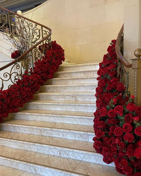 The Plaza Hotel Nyc Aesthetic, Hotel Wedding Aesthetic, Wedding Decorations Red Roses, Red Aesthetic Wedding, Red Wedding Aesthetic, Wedding Red Roses, Romantic Red Wedding, Plaza Hotel New York, Red Quinceanera Ideas