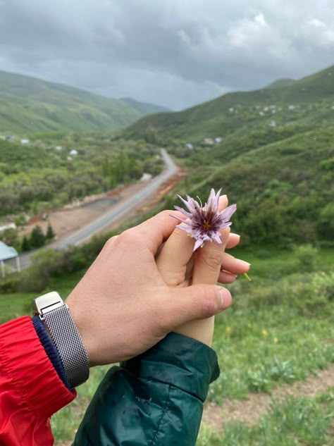 Hill Station Couple Pics, Couple Photo Ideas In Mountains, Couple Pose In Mountain, Hillstation Photography Couple Pose, Couple Poses In Hill Station, Mountain Poses Photo Ideas Couple, Dehradun Photography Poses, Couple Poses In Mountains, Hill Station Couple Photos