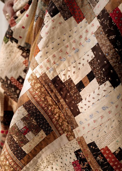 Vintage Quilt Designs, Rustic Quilts Ideas, Hand Quilt Patterns, Log Cabin Quilts Layouts Color Combos, Heirloom Quilt Patterns, Western Style Quilts, Old Fashioned Quilt Patterns, Earthy Quilt Color Schemes, Country Quilt Patterns