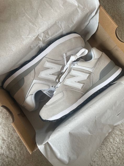 Off White New Balance Shoes, Grey New Balance Outfit 574, New Balance 574 Aesthetic, Newbalance Outfits 574, New Balance Shoes Aesthetic, New Balance Shoes 574 Outfit, New Balance 574 Outfit Women, Aesthetic New Balance, New Balance Shoes 574