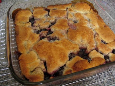 This was given to me by my mom - shes made this for years, and its really easy and really good! The name comes from the fact that the batter starts out underneath the fruit, and creeps up to surround the fruit as its cooking! Great served with ice cream or whipped cream. Magic Cobbler Recipe, Triple Berry Cobbler, Blackberry Cobbler Recipe, Berry Cobbler, Blackberry Cobbler, Fruit Cobbler, Blueberry Cobbler, Cobbler Recipe, Easy Pie