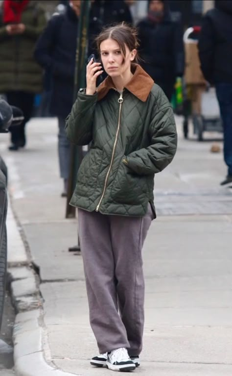 Mille Bobby Brown Outfit, Millie Bobby Brown Paparazzi, Millie Bobby Brown Outfits, Stranger Things Theme, Bobby Brown Stranger Things, Popular People, Enola Holmes, Brown Outfit, Classy Work Outfits