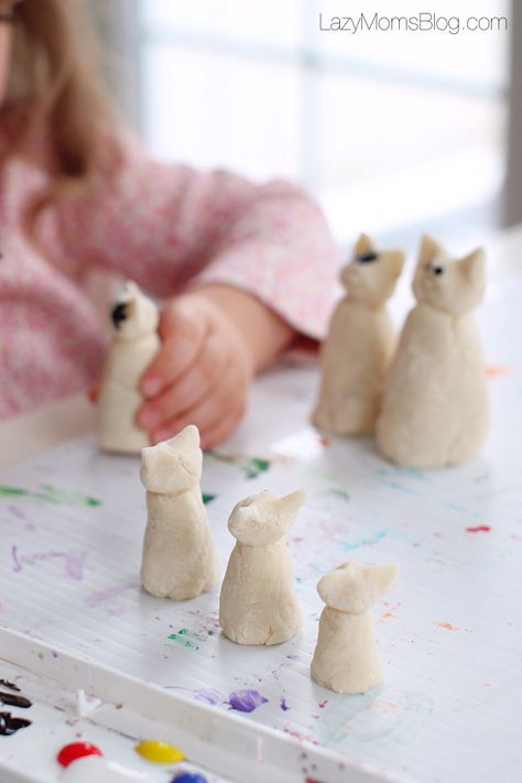 Montessori inspired salt dough activity, make your own kitten family with your child! #preschool #Montessori Gingerbread Salt Dough, Sensory Play Dough, Salt Dough Crafts, Salt Dough Recipe, Salt Dough Ornaments, Dough Ornaments, Christmas Play, Homemade Candies, Montessori Toddler