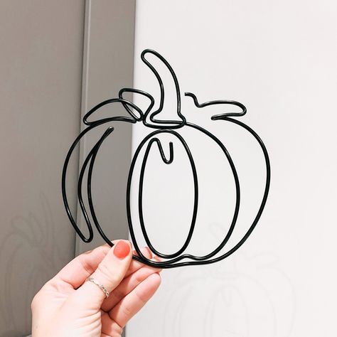 Cord Knitting, Wire Pumpkin, Hanging Installation, Pumpkin Ornaments, Wire Knitting, Wire Ornaments, Fun Halloween Crafts, Knitted Wire, French Knitting