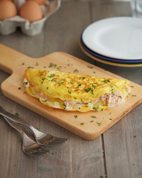 Tuna Melt Omelets Okonomiyaki Rezept, Tuna Omelette, Tuna Melt Recipe, Canned Tuna Recipes, Egg Omelette, Tuna And Egg, Cheese Omelette, Omelets Recipe, Melt Recipe