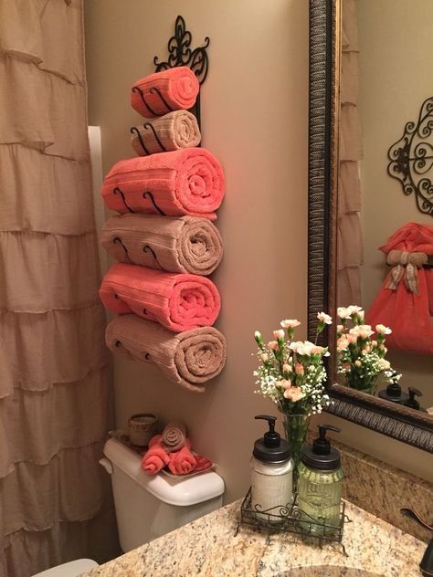 Be Our Guest Bathroom, Modern Chic Bathroom Ideas, His And Hers Home Decor, Bathroom Towel Decor, Bathroom Decor Themes, Small House Interior, Diy Bathroom Storage, First Apartment Decorating, Towel Decor