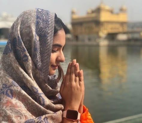 Golden Temple Poses, Golden Temple Photo Pose, Golden Temple Photo Ideas, Golden Temple Amritsar Poses, Gurudwara Outfit, Mandir Poses For Women, Poses In Mandir, Mandir Photoshoot Ideas, Mandir Outfit Women