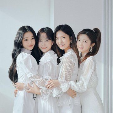 Group Picture Poses, Sisters Photoshoot Poses, Bff Poses, Friendship Photoshoot, Korean Best Friends, Prom Poses, Friend Pictures Poses, Bff Photoshoot Poses, Bff Photoshoot