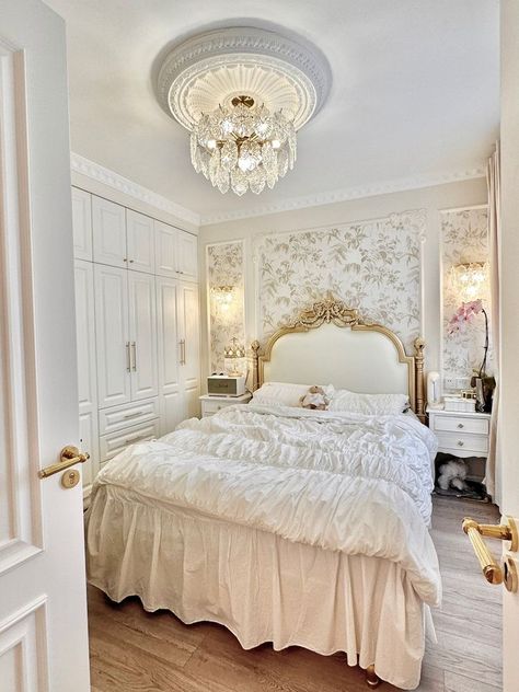 Royal Bedroom Decor, Regal Room Aesthetic, French Feminine Bedroom, Fancy Vintage Bedroom, Vintage French Bedroom Aesthetic, Single Woman Bedroom Ideas Classy, Bedroom Ideas Vintage Modern, Princess Bedrooms Royal, Parisian Room Bedrooms