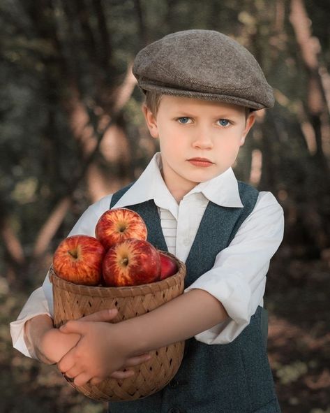 Apple Picking Photography, Apple Picking Outfit Summer, Apple Picker, Apple Picking Outfit, Apple Farm, Apple Season, Fall Mini, Apple Orchard, Play Vehicles