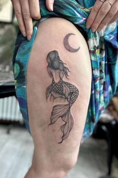 30+ Mermaid Tattoo Designs for Enchanting Ink – Tweakbee Dark Mermaid Tattoo, Siren Mermaid Tattoos, Mermaid Tattoo Ideas, Long Flowing Hair, Captivating Eyes, Mermaid Tattoo Designs, Dark Mermaid, Art Literature, Siren Mermaid