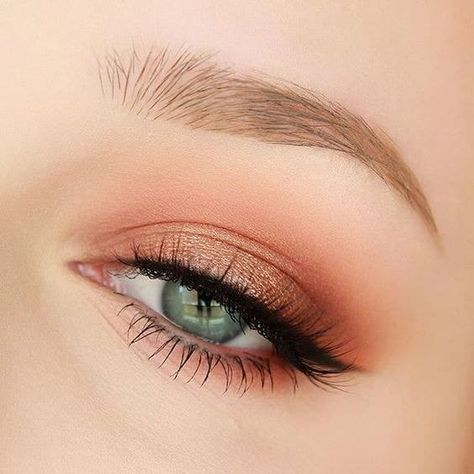 Image discovered by María José. Find images and videos about style, beauty and makeup on We Heart It - the app to get lost in what you love. Peach Palette Looks, Peachy Eyeshadow, Summer Wedding Makeup, Color Durazno, Mac Cosmetic, Foil Eyeshadow, Fall Makeup Trend, Natural Summer Makeup, Make Up Gold