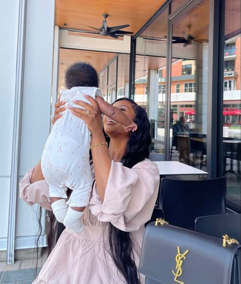 Girl Mom Black Women, Black Mom And Daughter Aesthetic, Black Mom White Dad, Black Motherhood, Mommy And Baby Pictures, Mom Daughter Outfits, Mommy Moments, Future Mommy, Moms Goals