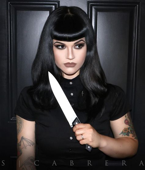 499 Likes, 33 Comments - Tanya Fregoso (@dollysdonuts) on Instagram: “ just a housewife with a knife. @sarahcabrera_ Making my news report bio pic everything it…” Pin Up Bangs, Bettie Bangs, Retro Bangs, Betty Bangs, Vintage Bangs, Rockabilly Hairstyles, Rockabilly Girls, Rockabilly Goth, Goth Doll